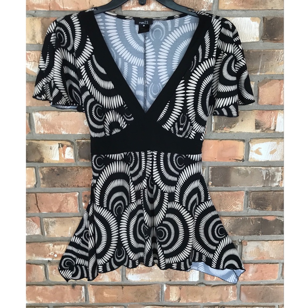 Rue 21 Women’s V-Neck Black and Cream Short Sleeve Top Size Medium